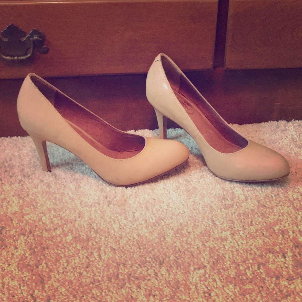 Light tan neutral heels, classic simple shape